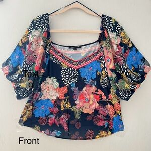Blouse with puffed sleeves with cute prints. Large